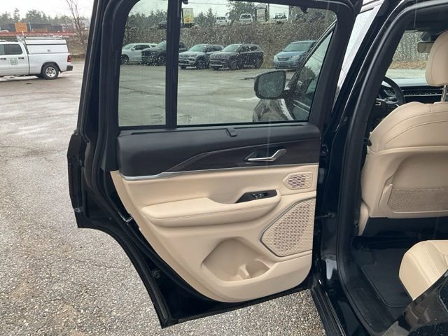 Used 2023 Jeep Grand Cherokee Limited w/ Luxury Tech Group II AWD/4WD image 18