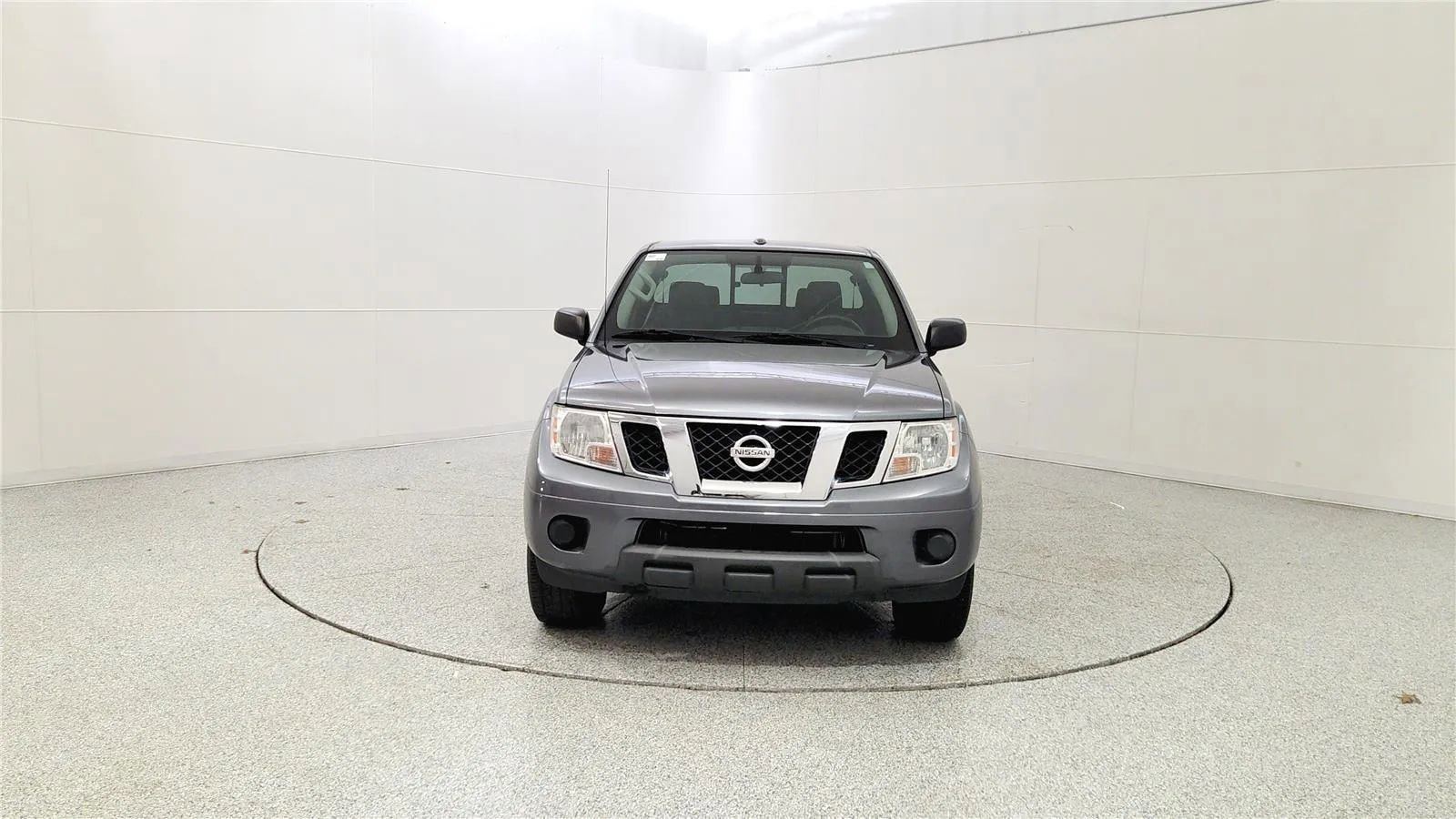 Used 2018 Nissan Frontier SV image 2