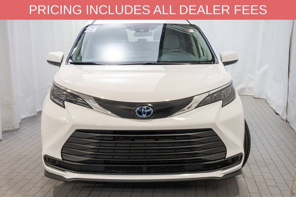 Used 2024 Toyota Sienna LE FWD image 2