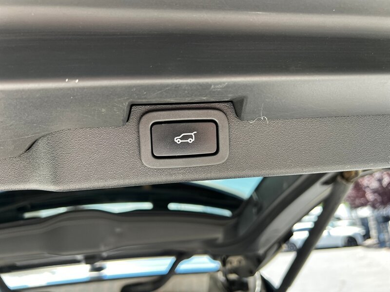 Used 2017 Land Rover Discovery HSE Luxury AWD/4WD image 32