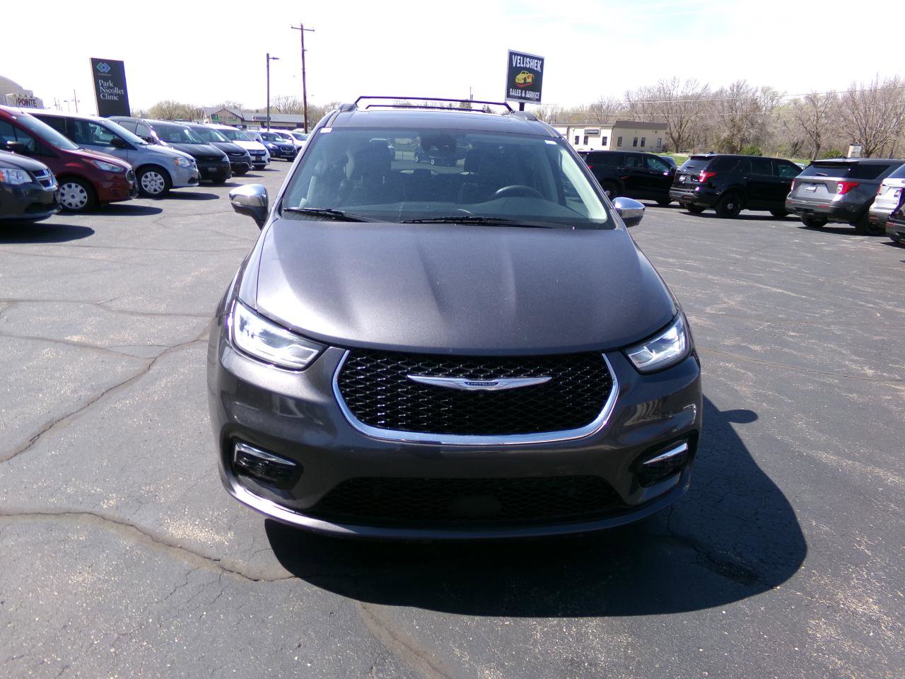 Used 2022 Chrysler Pacifica Limited FWD image 4