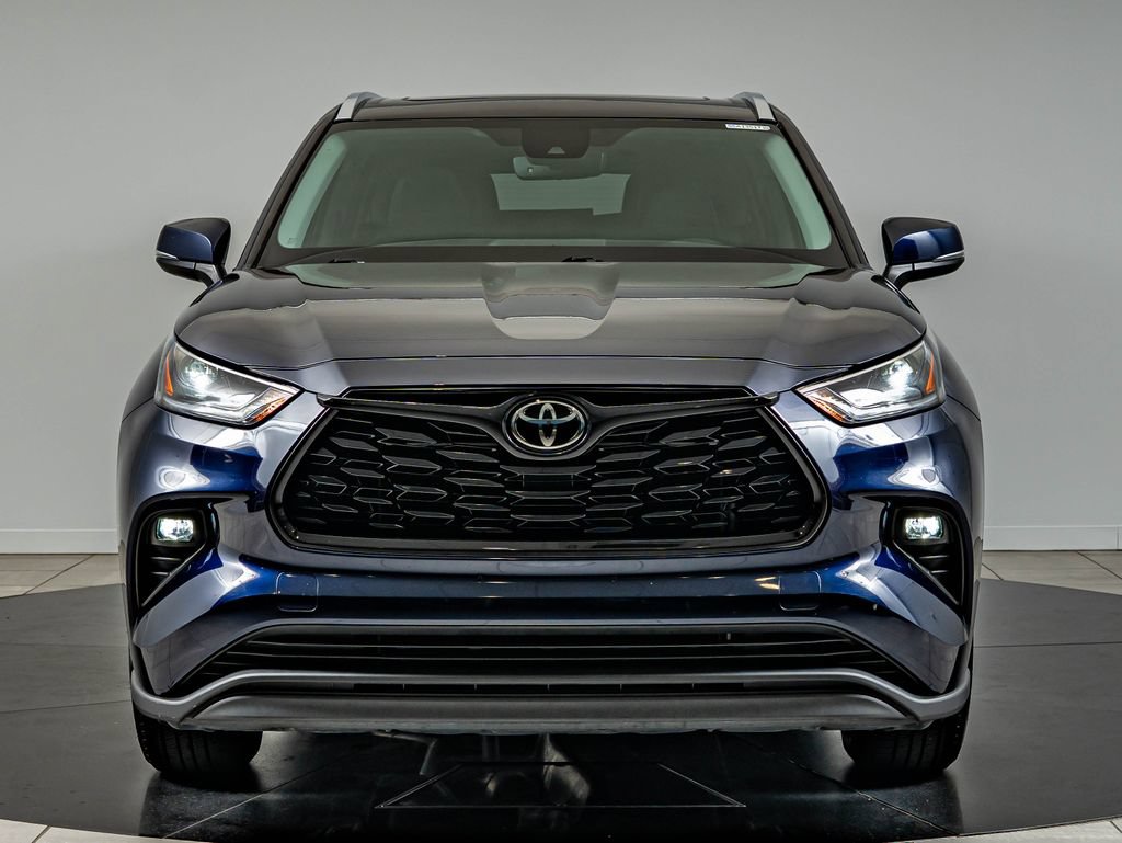 Used 2021 Toyota Highlander XLE AWD/4WD image 2