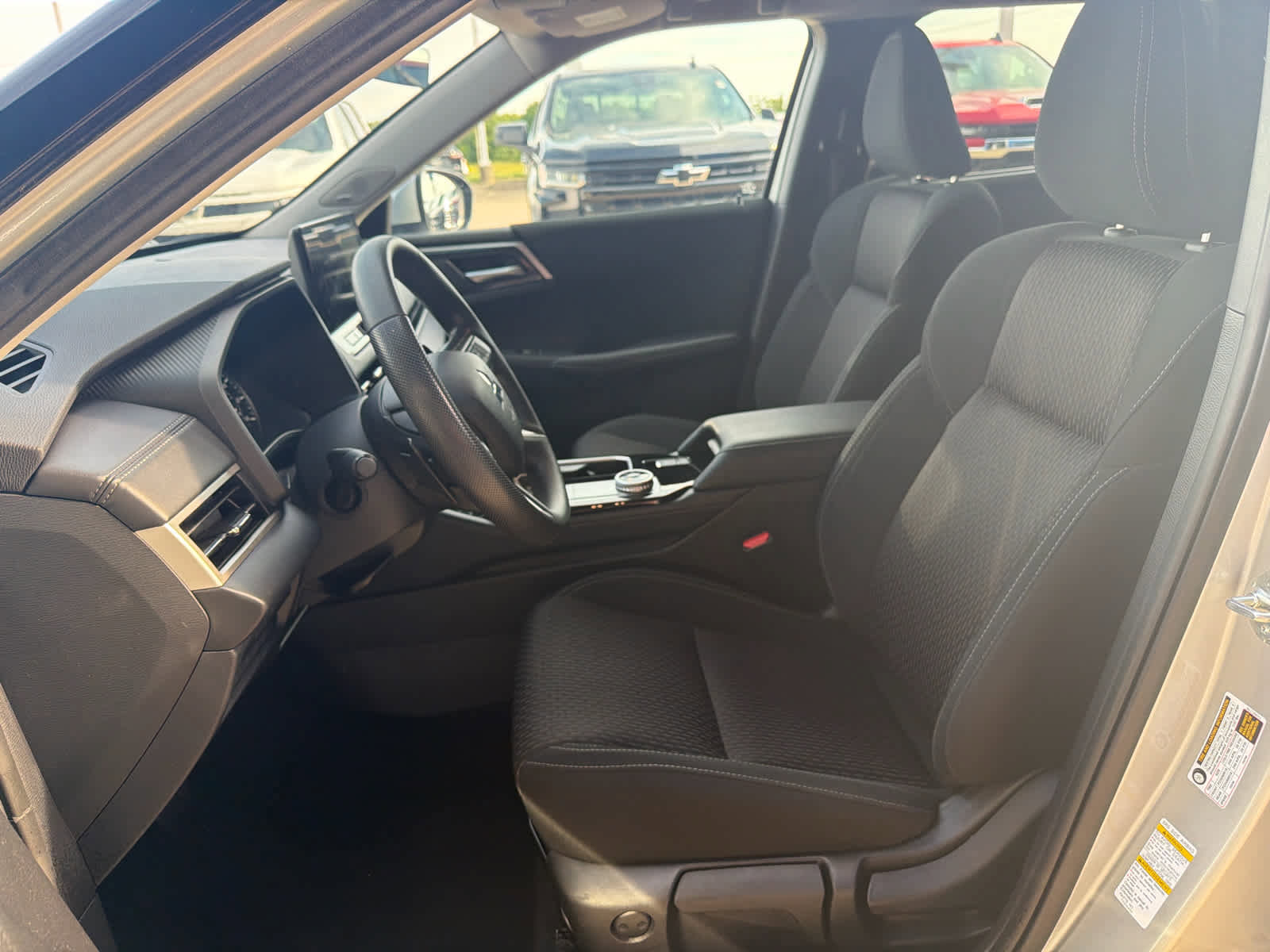 Used 2025 Mitsubishi Outlander ES FWD image 13