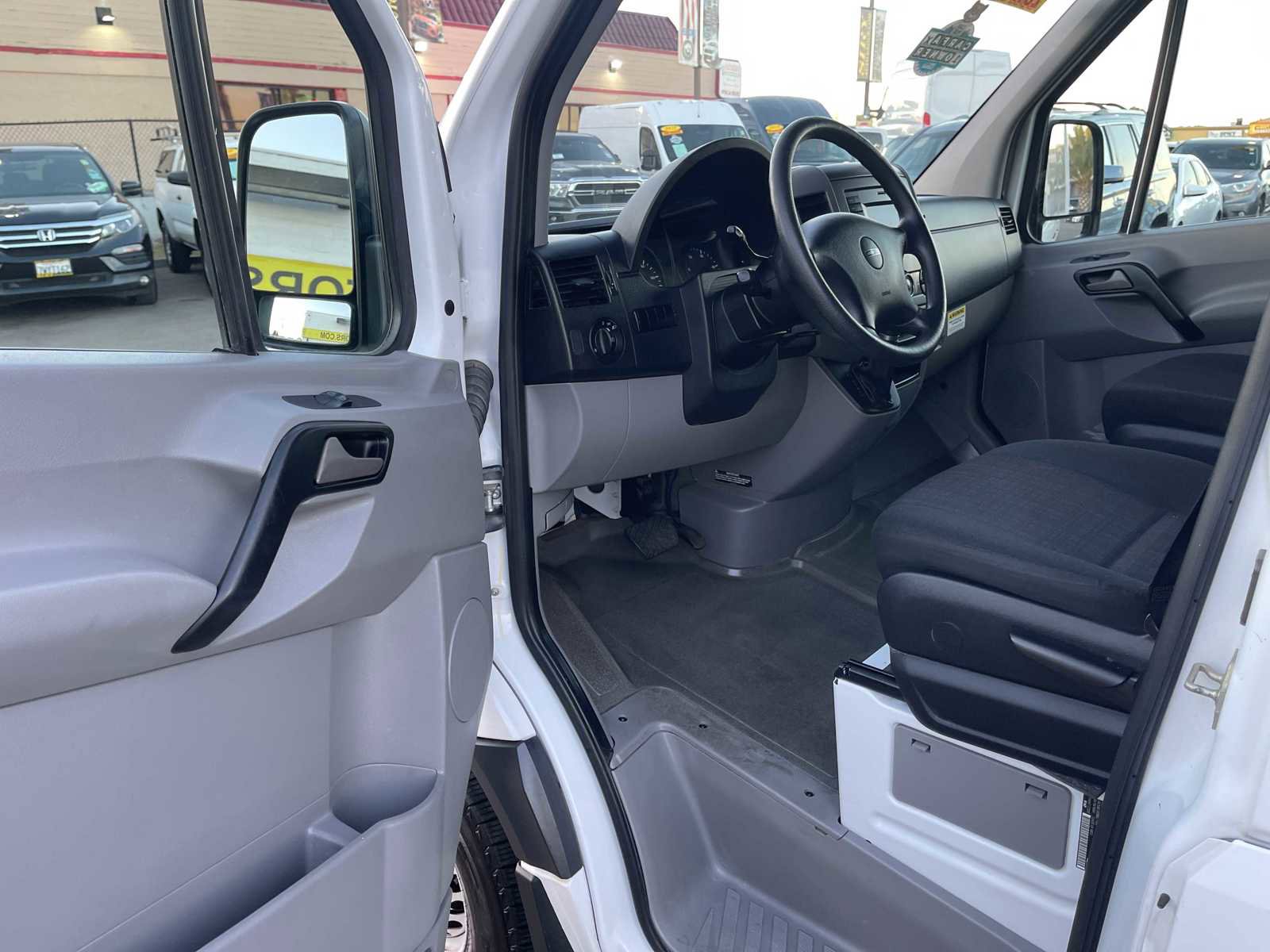 Used 2015 Freightliner Sprinter 2500 image 17