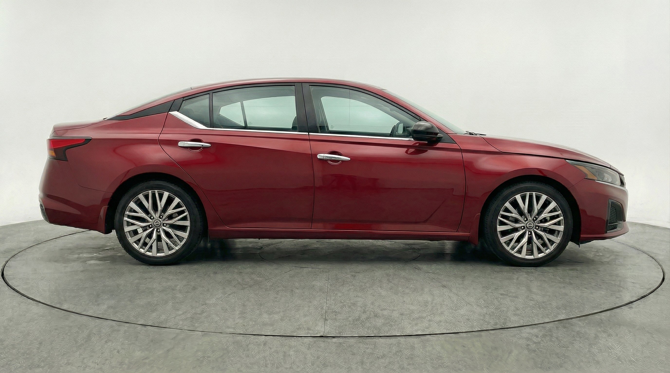 Used 2025 Nissan Altima 2.5 SV FWD image 11