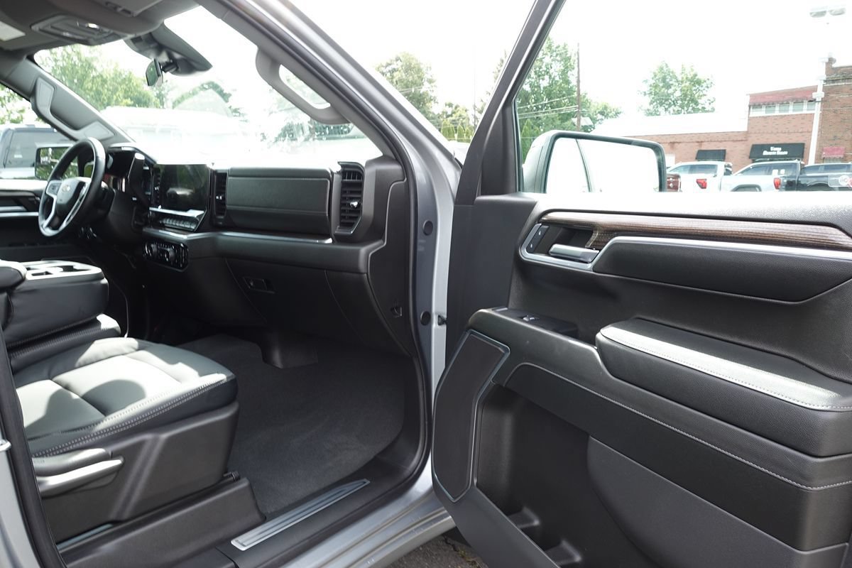Used 2024 Chevrolet Silverado 1500 LT AWD/4WD image 32