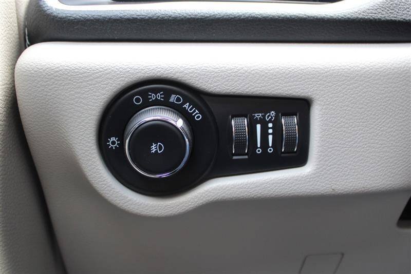 Used 2022 Chrysler Pacifica Touring-L w/ Uconnect Theater Family Group AWD/4WD image 17