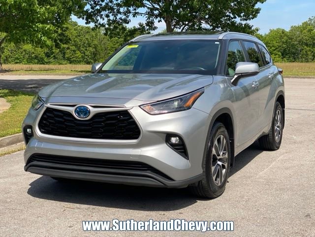 Used 2024 Toyota Highlander XLE AWD/4WD image 3
