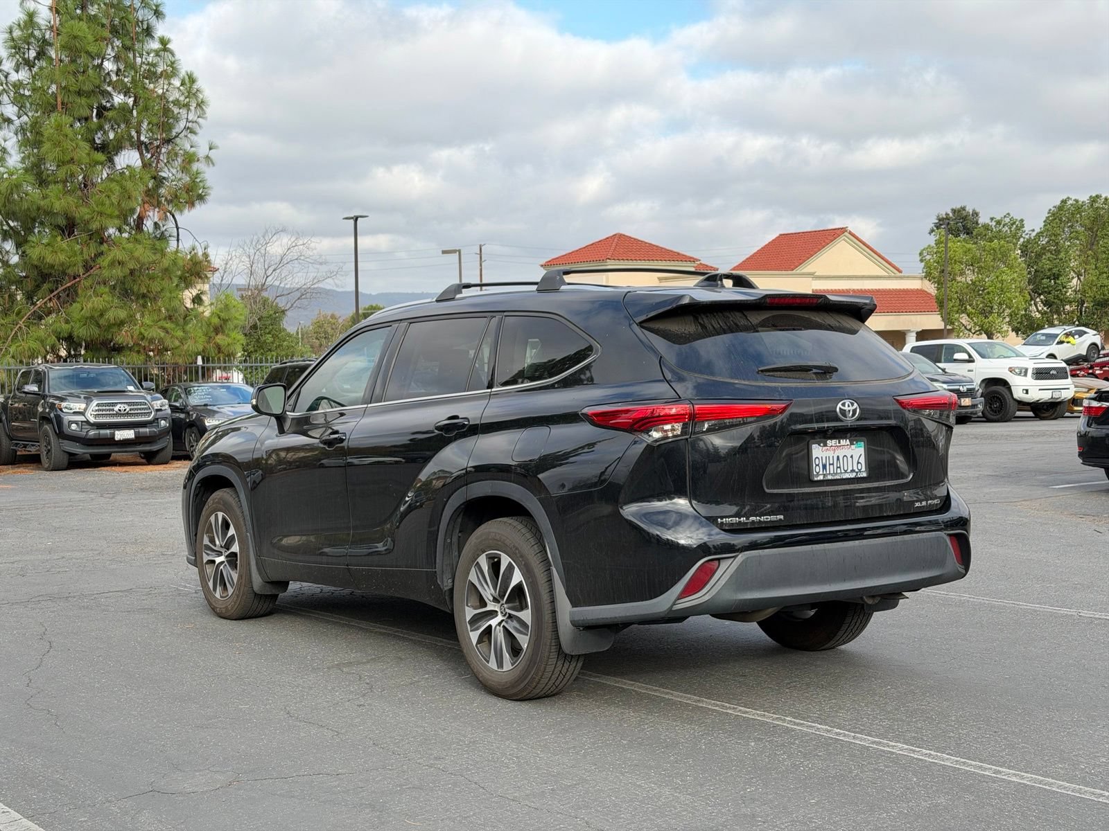 Used 2021 Toyota Highlander XLE AWD/4WD image 3
