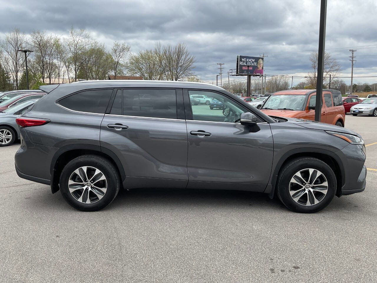 Used 2021 Toyota Highlander XLE AWD/4WD image 9