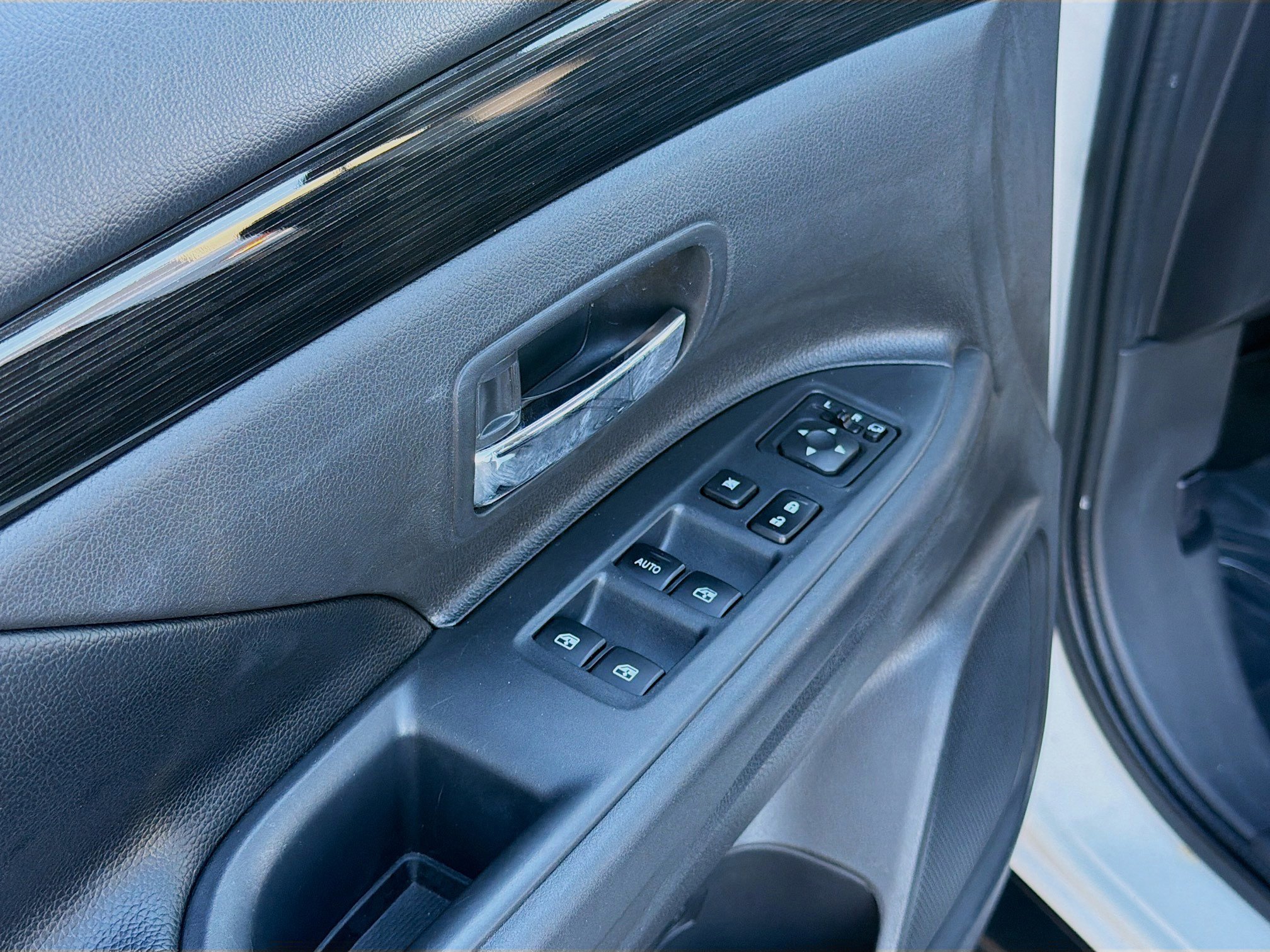 Used 2017 Mitsubishi Outlander SEL image 23