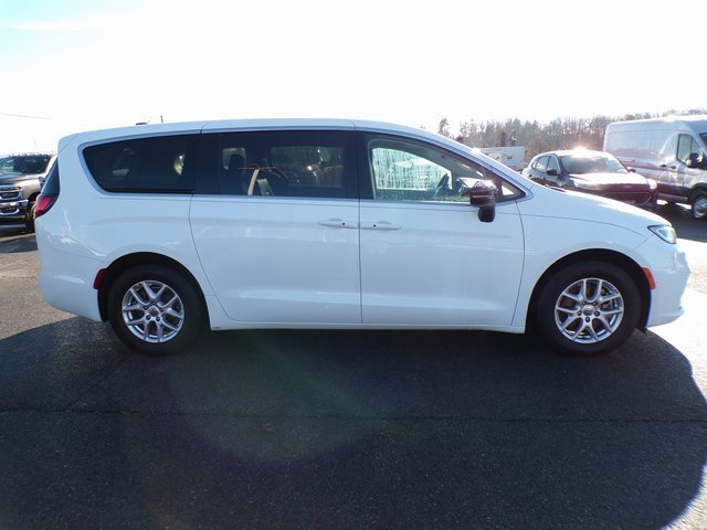 Used 2024 Chrysler Pacifica Touring-L image 5