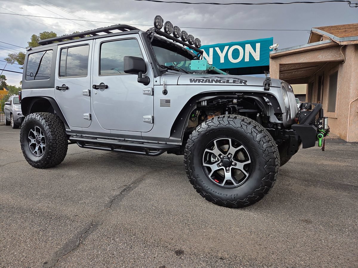 Used 2018 Jeep Wrangler Unlimited Sahara w/ Connectivity Group AWD/4WD image 3