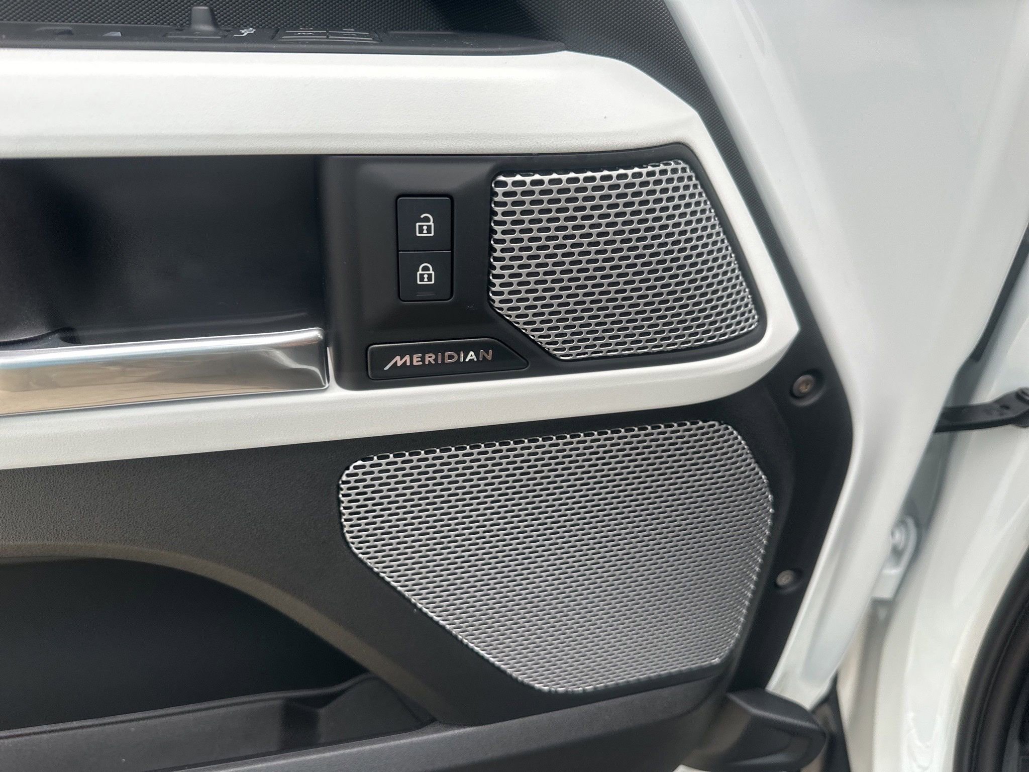 Used 2024 Land Rover Defender 130 S image 12