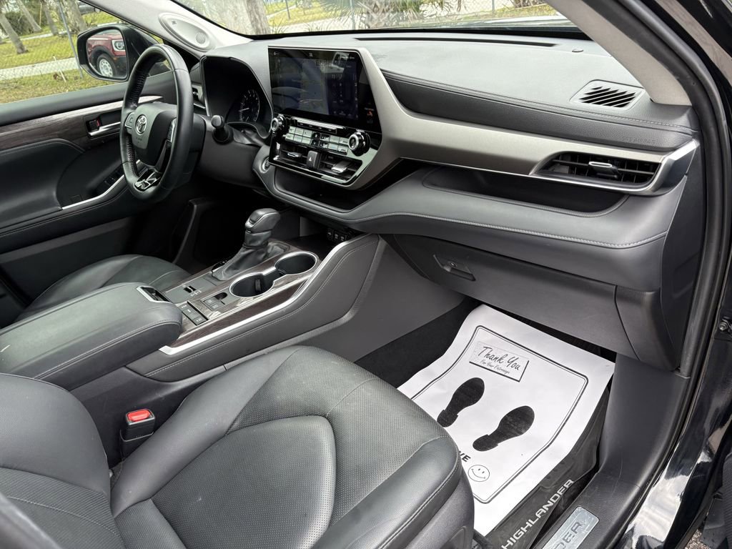Used 2020 Toyota Highlander Limited image 16