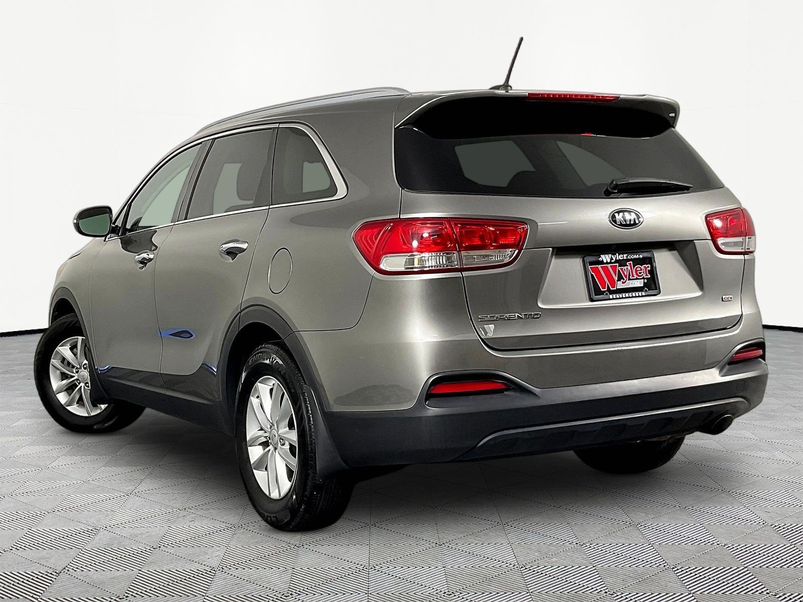 Used 2017 Kia Sorento FWD image 4