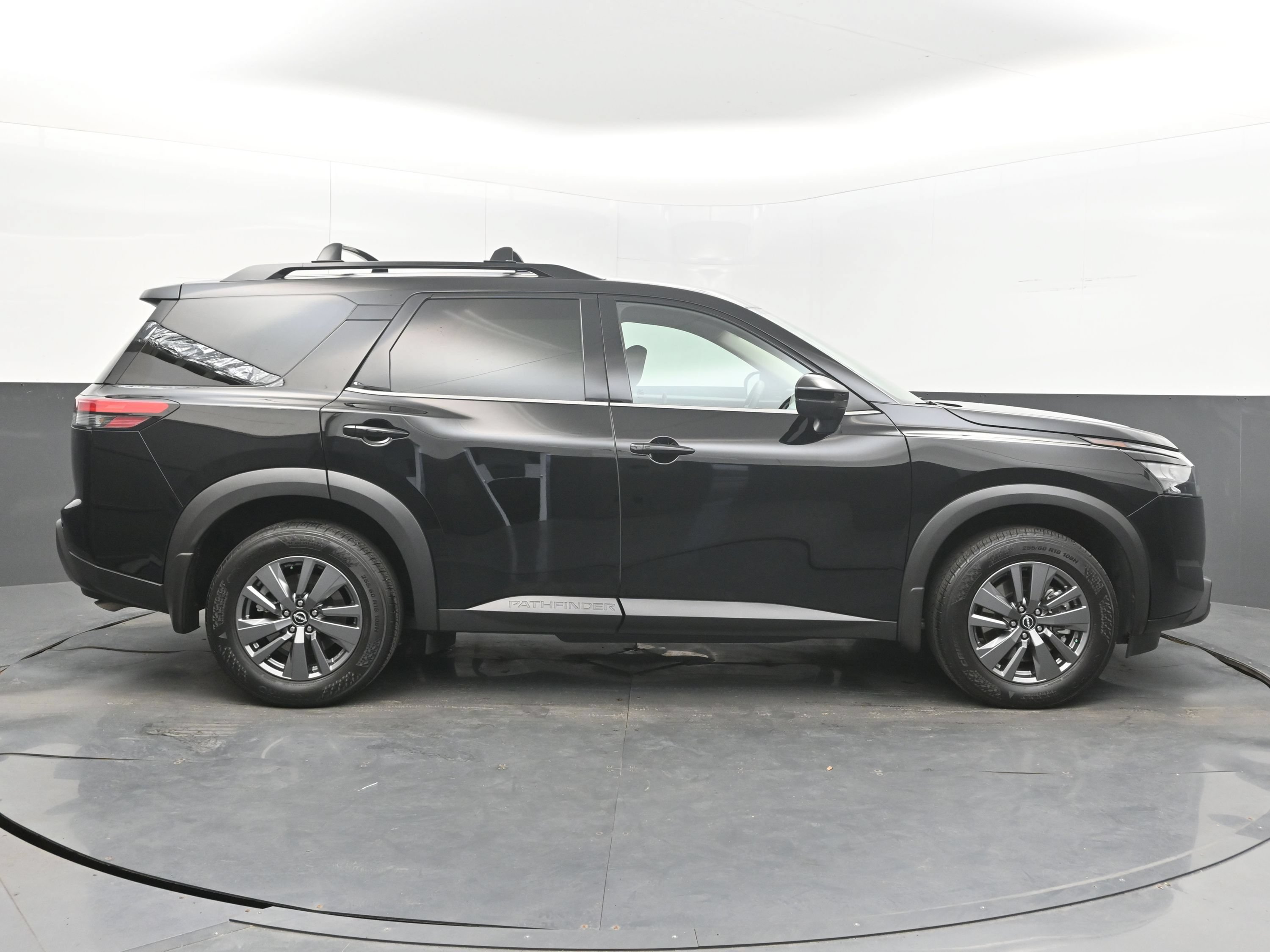 Used 2025 Nissan Pathfinder SV FWD image 8