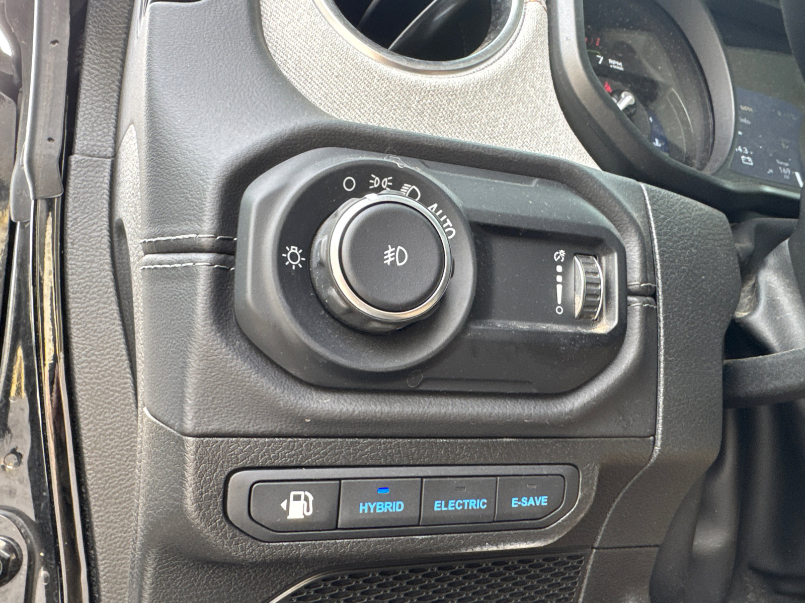 Used 2025 Jeep Wrangler Sahara w/ Safety Group AWD/4WD image 32