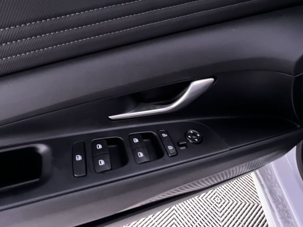 Used 2025 Hyundai Elantra SEL image 15