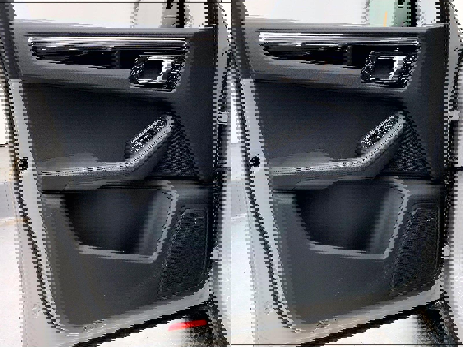 Certified 2025 Porsche Macan image 27