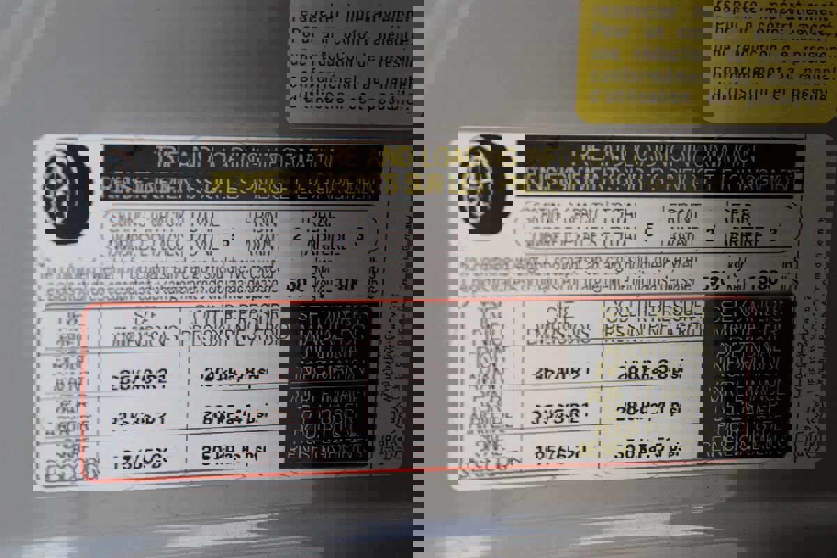 Used 2022 Porsche Cayenne Platinum Edition image 45