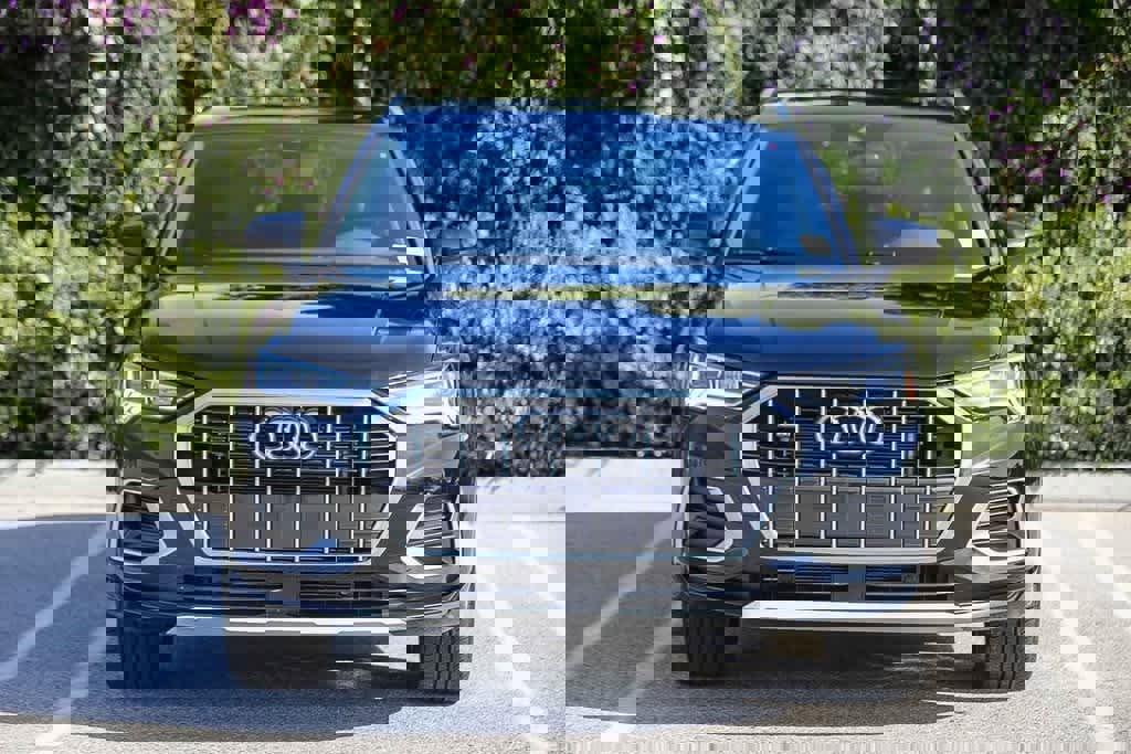 Used 2024 Audi Q3 2.0T Premium w/ Convenience Package image 2