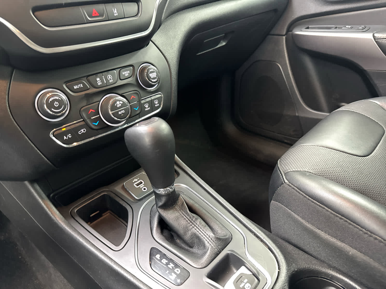 Used 2022 Jeep Cherokee Latitude Lux image 11