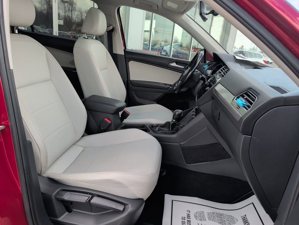 Used 2018 Volkswagen Tiguan SE w/ Panoramic Sunroof Package image 22