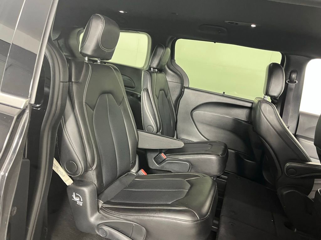 Used 2025 Chrysler Pacifica Select image 34