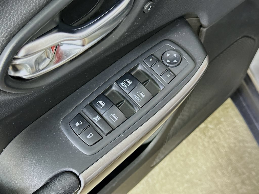 Used 2019 Jeep Cherokee Limited FWD image 20