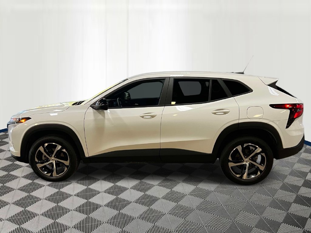 Used 2024 Chevrolet Trax RS w/ Driver Confidence Package FWD image 2