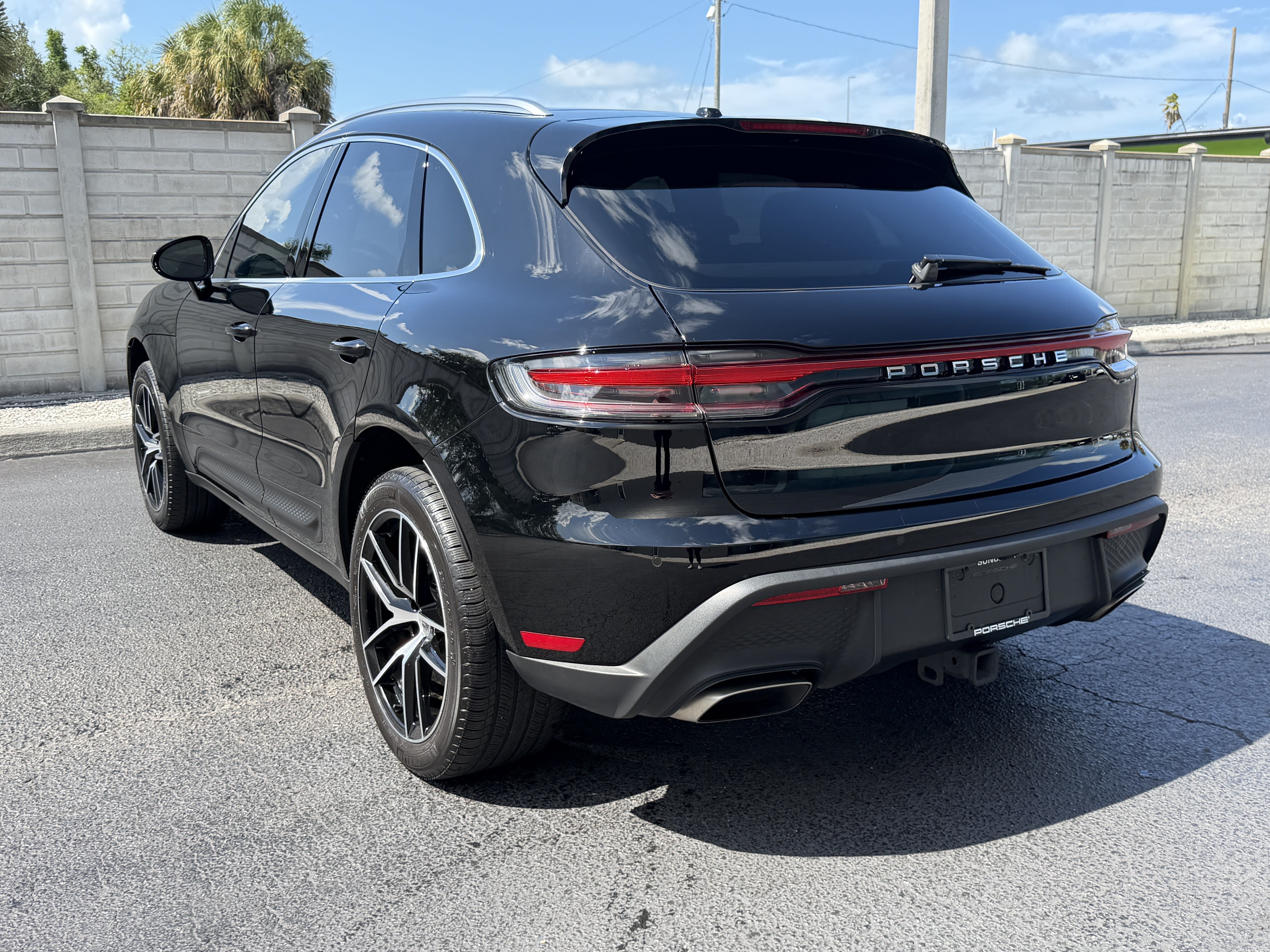 Certified 2024 Porsche Macan AWD/4WD image 3