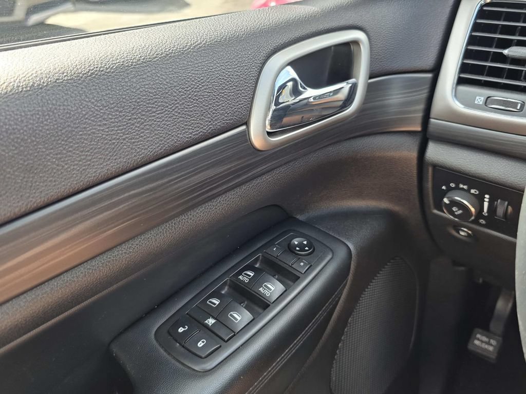 Used 2019 Jeep Grand Cherokee Altitude RWD image 16
