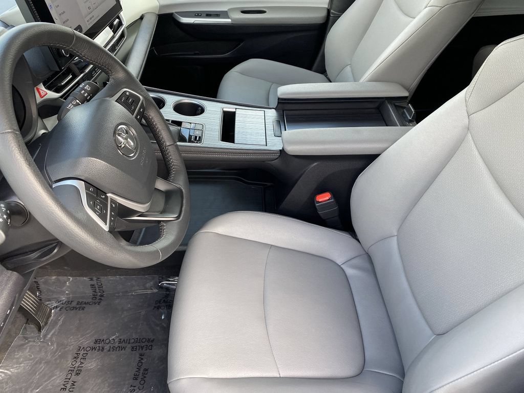 Certified 2026 Toyota Sienna XLE FWD image 24