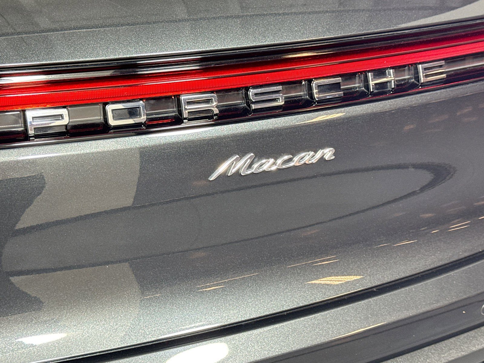 Certified 2025 Porsche Macan AWD/4WD image 26
