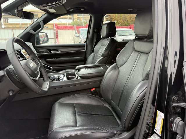 Used 2024 Jeep Wagoneer L Series II RWD image 27