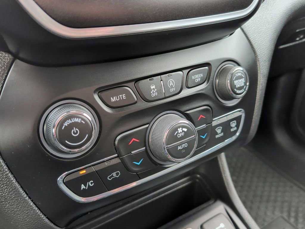 Used 2019 Jeep Cherokee Trailhawk w/ Cold Weather Group AWD/4WD image 16
