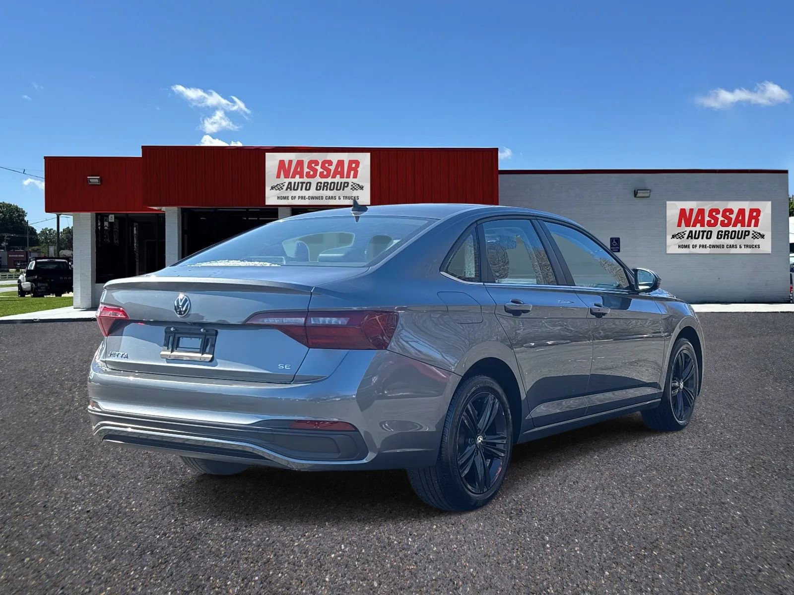 Used 2024 Volkswagen Jetta SE w/ Panoramic Sunroof Package image 4