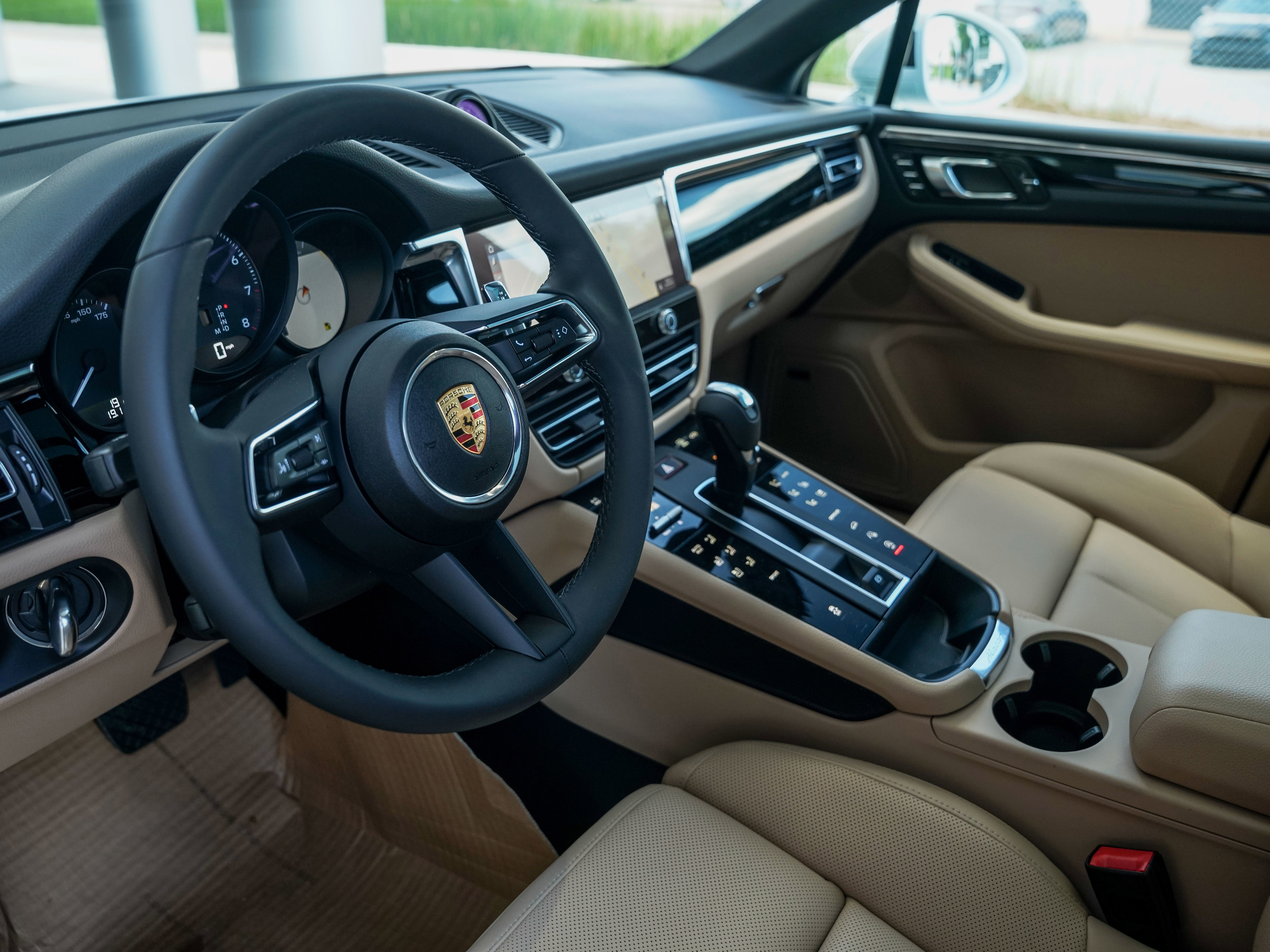 Certified 2025 Porsche Macan image 4