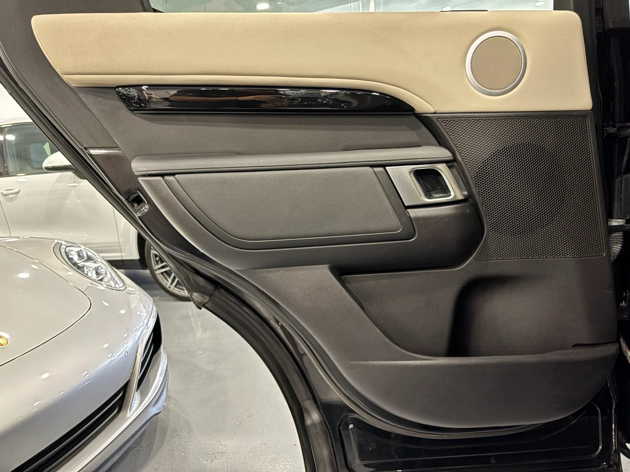 Used 2017 Land Rover Discovery SE AWD/4WD image 40