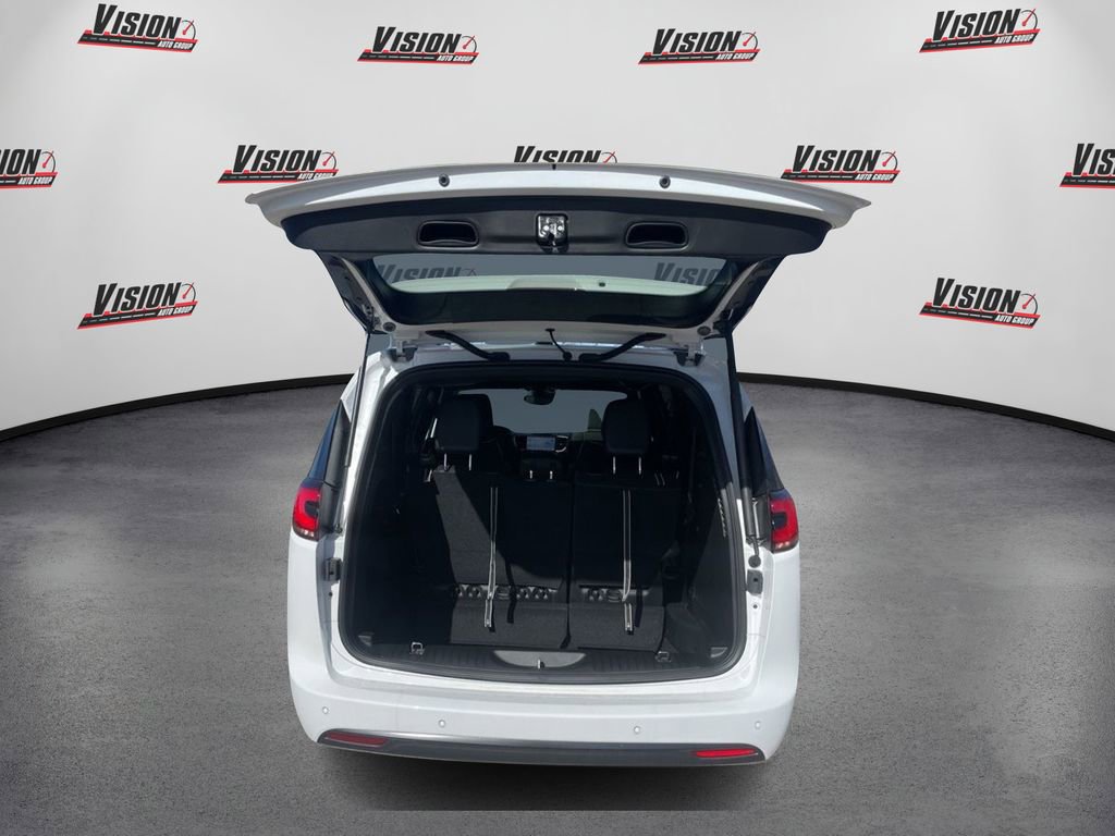 Used 2024 Chrysler Pacifica Limited w/ Uconnect Theater Family Group image 8