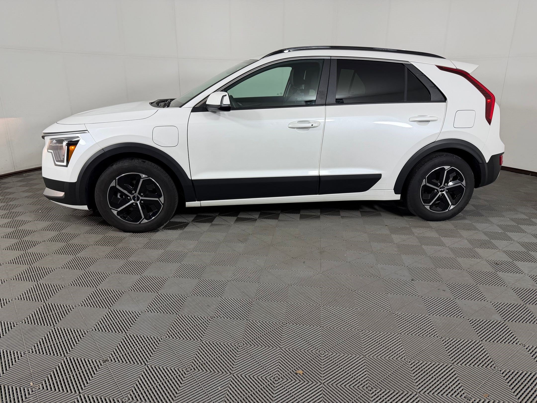 Used 2024 Kia Niro EX w/ EX Cold Weather Package FWD image 2