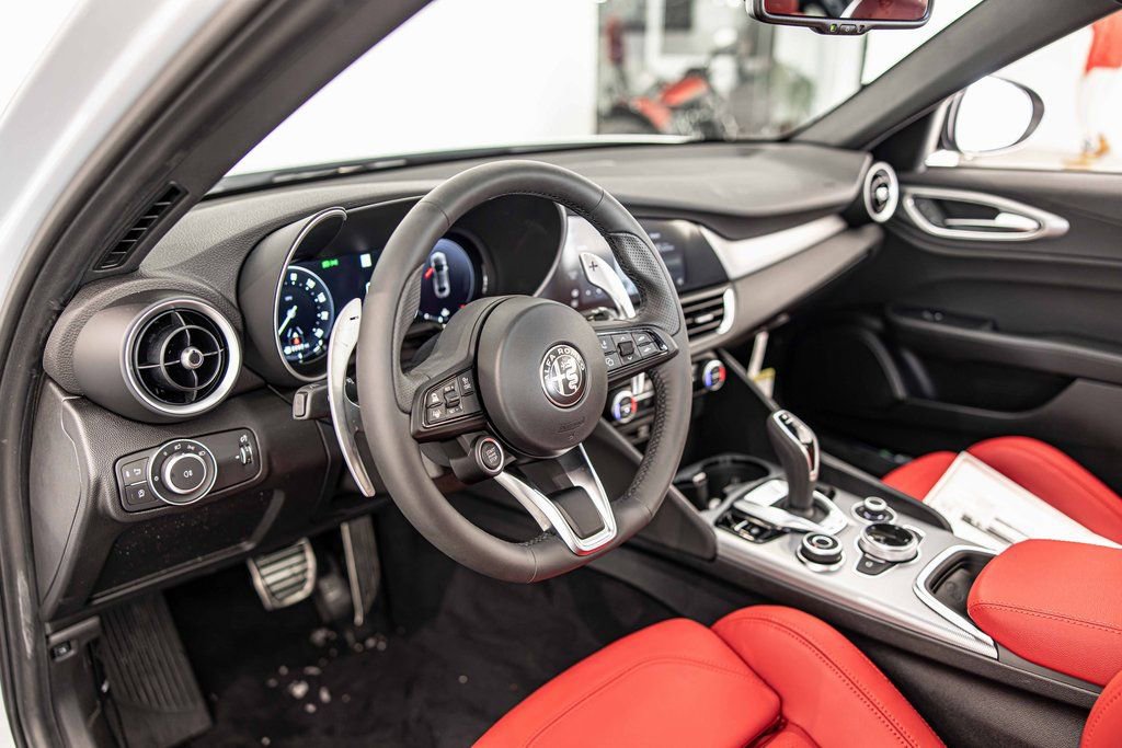 New 2025 Alfa Romeo Giulia AWD w/ Driving Assist Package image 20