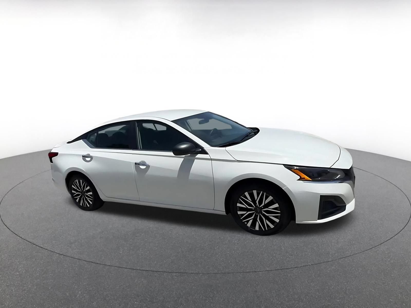 Used 2025 Nissan Altima 2.5 SV FWD image 2