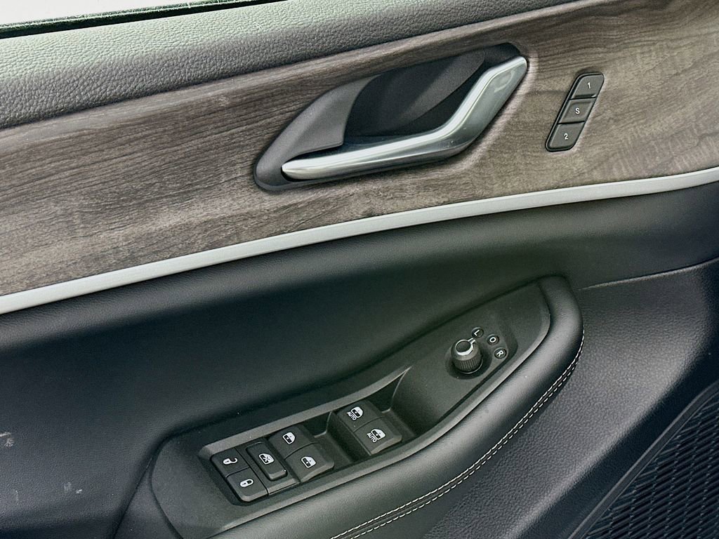 New 2025 Jeep Grand Cherokee L Limited w/ Black Appearance Package image 24