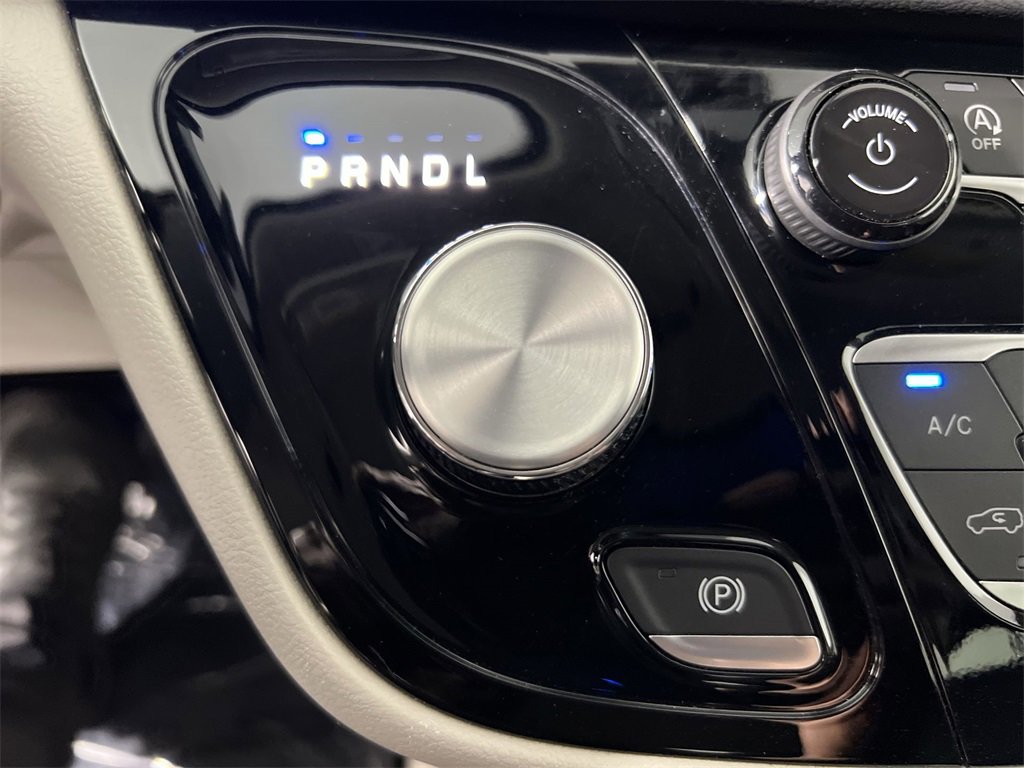 Used 2024 Chrysler Pacifica Touring-L image 20