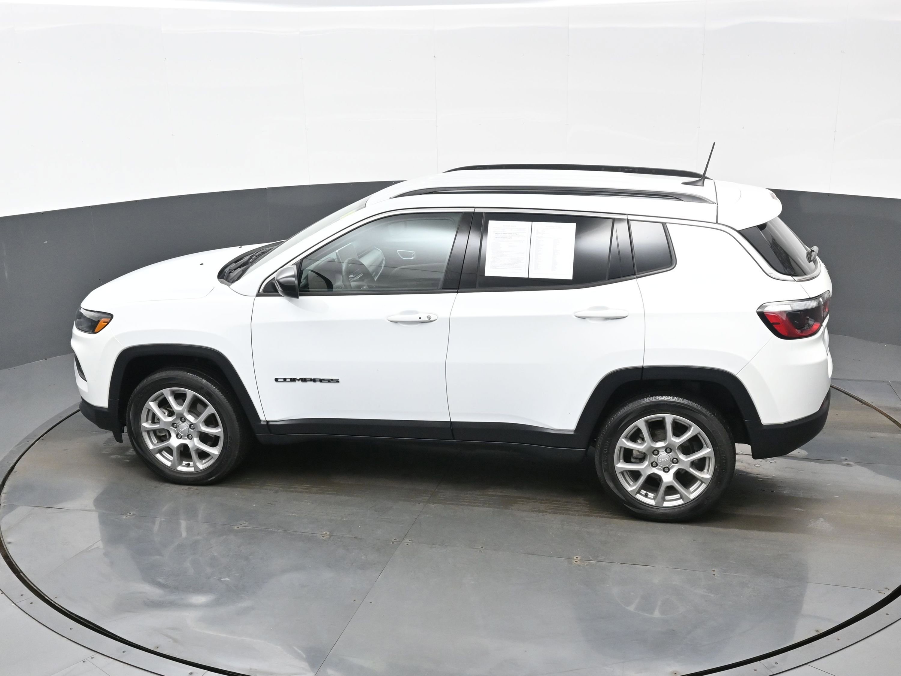 Used 2023 Jeep Compass Latitude image 34