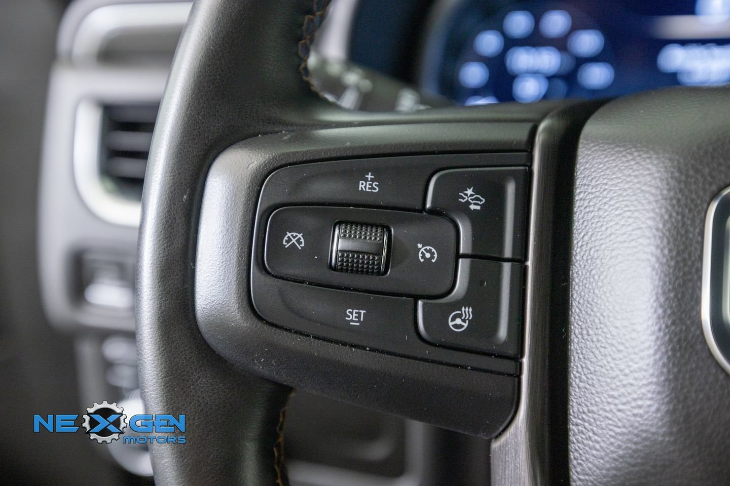 Used 2023 GMC Yukon XL AT4 w/ AT4 Premium Package AWD/4WD image 17