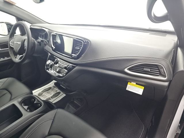 New 2026 Chrysler Pacifica Select AWD/4WD image 11