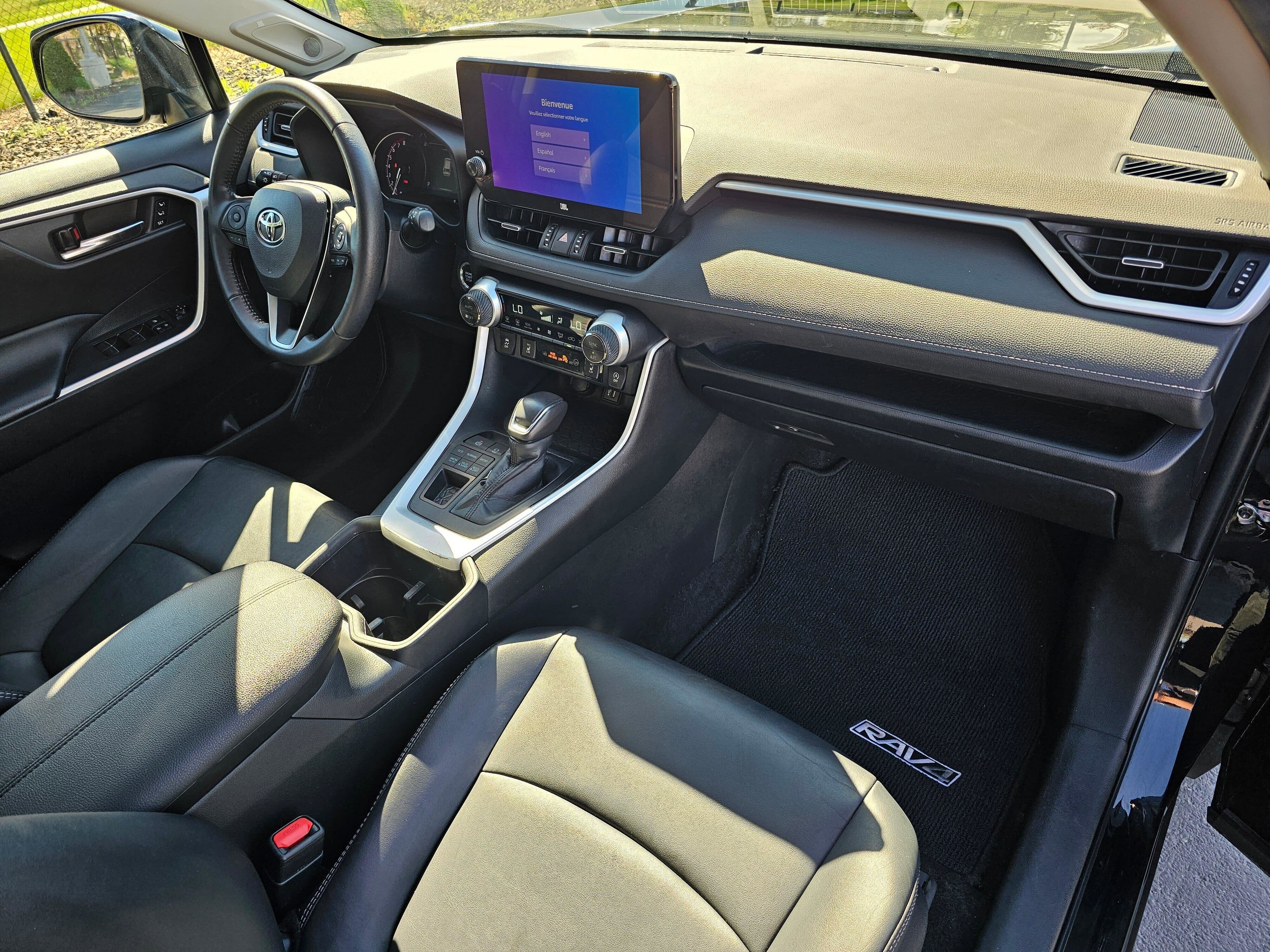 Used 2023 Toyota RAV4 XLE Premium image 11